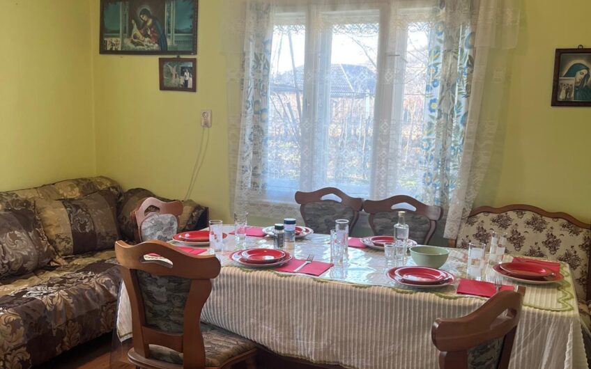 Casă spațioasă cu anexă, si teren generos