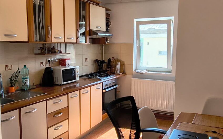 Apartament 3 camere – Zona Moldovei