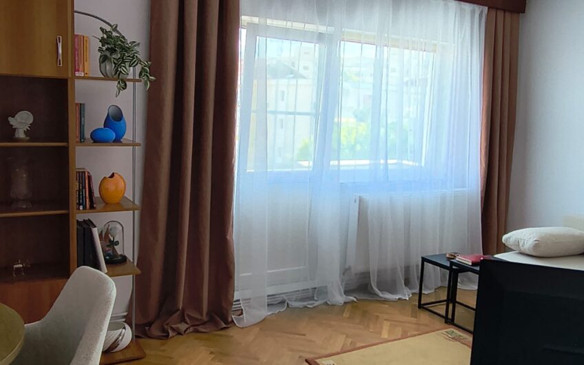 Apartament 3 camere – Zona Moldovei